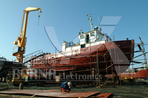 نمایی از یک کشتی در حال تعمیرات و نصب آند